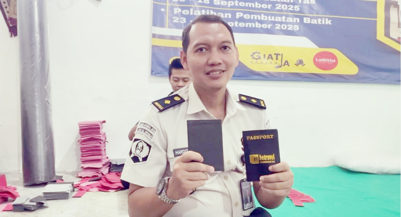 Dari Balik Tembok, Lahir Karya Bernilai: Warga Binaan Lapas Sidoarjo Produksi Cover Paspor Berkualitas