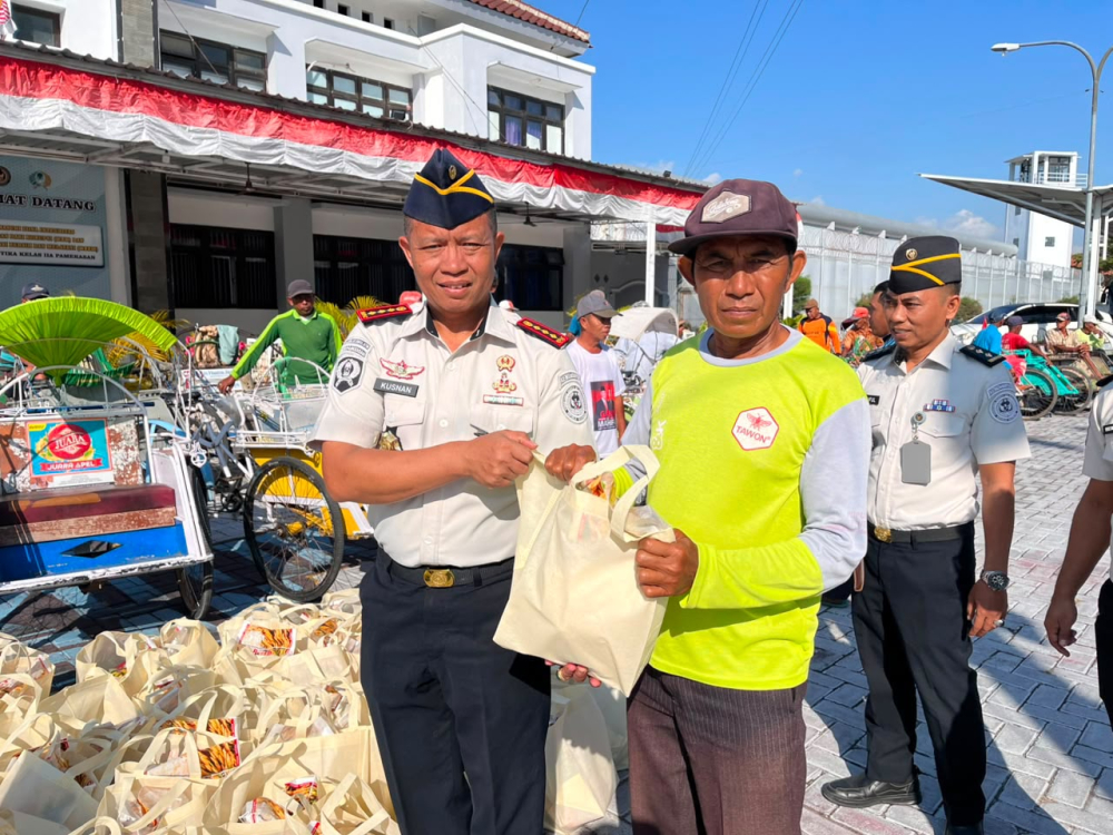 Bakti Sosial Sambut HUT ke-81 RI, Lapas Narkotika Pamekasan Salurkan 125 Paket Beras kepada Tukang Becak